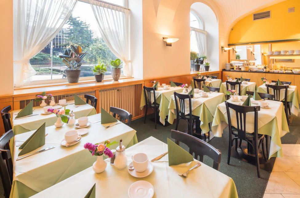 Santa Monica Neighborhoods: Coastal Dining and Trendy Eats